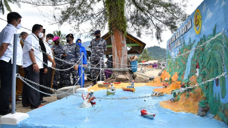 Danlantamal II Laksamana Pertama TNI Hargianto bersama rombongan PT Semen Padang meninjau area tempat swafoto yang dibangun PT Semen Padang di Kampung Bahari Nusantara, Senin (6/9/2021).