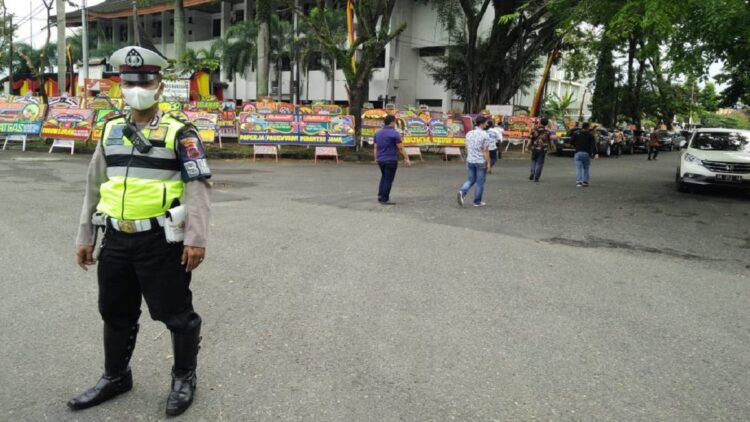 Seorang personel BM Satlantas Polresta Padang berjaga di depan acara penobatan Datuak Kombes Pol Imran Amir.