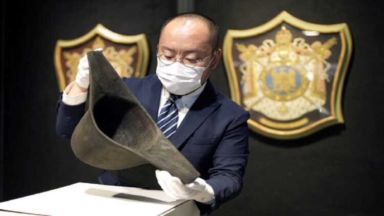 Topi kampanye musim dingin bicorne milik mendiang Kaisar Prancis Napoleon Bonaparte dipajang menjelang lelang di Bonhams, Hong Kong. Foto: Tyrone Siu/REUTERS