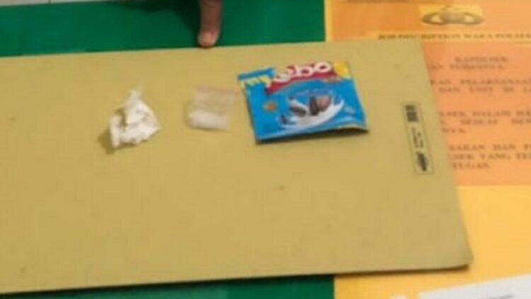 Polisi amankan satu paket sabu yang disimpan dalam bungkus kuaci dari seorang induak-induak di Pessel.