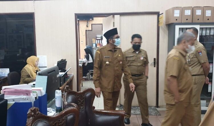 Wali Kota Padang Hendri Septa melakukan inspeksi mendadak (sidak) ke Kantor Badan Pendapatan Daerah (Bapenda) Kota Padang serta BPKAD dan Inspektorat yang berlokasi di eks Kantor Balai Kota Padang, Senin (27/9/2021) pagi.