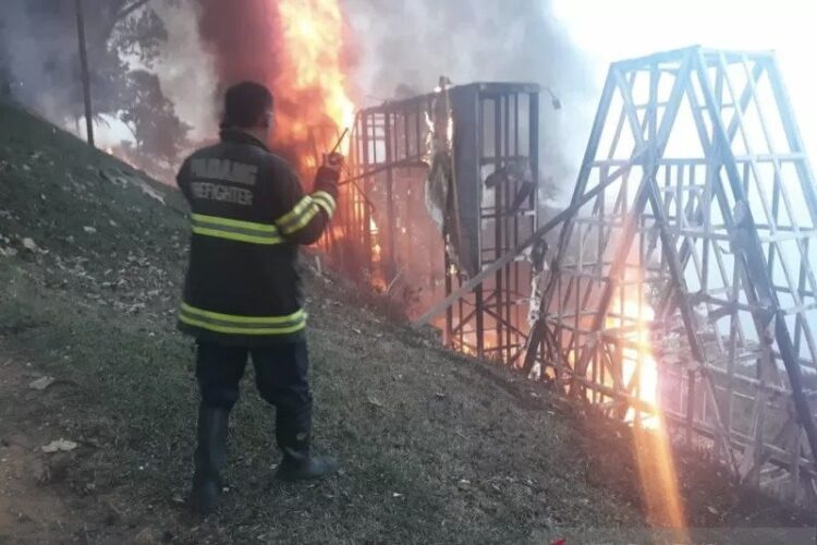 Usai Terbakar 2019, Tagline "Padang Kota Tercinta” di Gunung Padang kembali Dibangun 1 Tagline "Padang Kota Tercinta" bernilai miliaran rupiah yang terletak di puncak gunung Padang, Sumatera Barat terbakar 30 November 2019 lalu.
