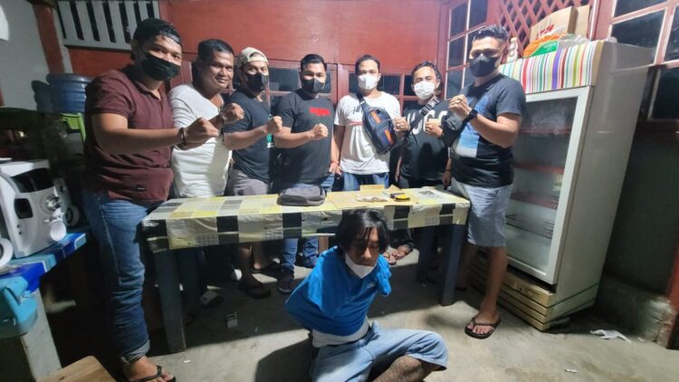 Tersangka sabu diamankan Tim Satresnarkoba Polresat Padang di kawasan Batang Arau, Kamis malam.