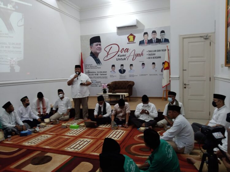 Mukhlis Yusuf Abit mewakili keluarga almarhum Nasrul Abit memberikan sambutan dalam agenda doa bersama dan tausyiah yang digelar DPD Gerindra Sumbar untuk NA.