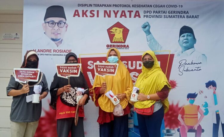 Para peserta berfoto di depan spot foto usai mendapatkan vaksinasi Covid-19 pada pelaksanaan pertama 1-8 September lalu di DPD Gerindra Sumbar.
