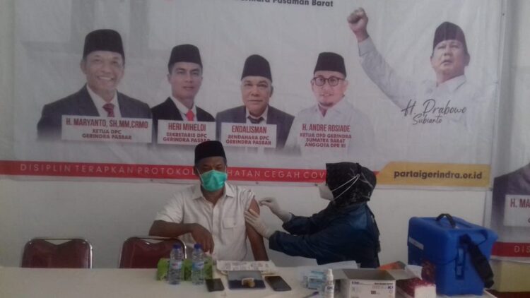 DPC Gerindra Pasbar Gelar Vaksinasi Covid-19 Gratis 1 Kegiatan vaksinasi yang digelar di DPC Gerindra Pasbar.
