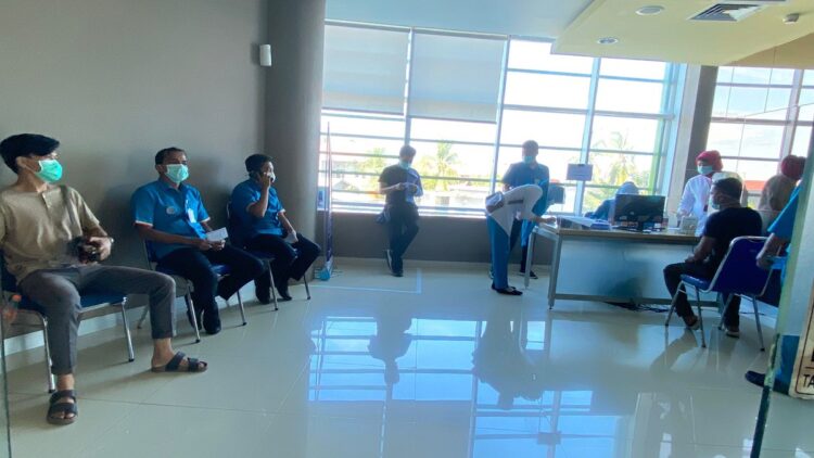 Vaksinasi moderna untuk para tenaga kesehatan di Semen Padang Hospital.