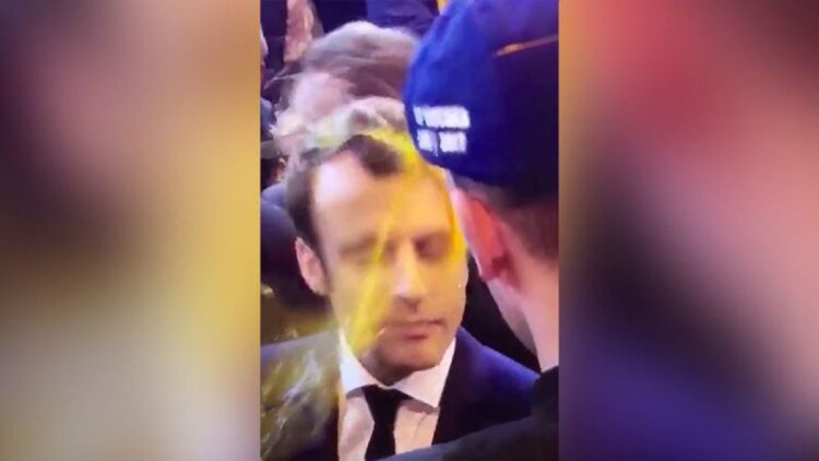 Potongan gambar ketika telur menghantam kepala Macron (Foto: Facebook/Russia Today)