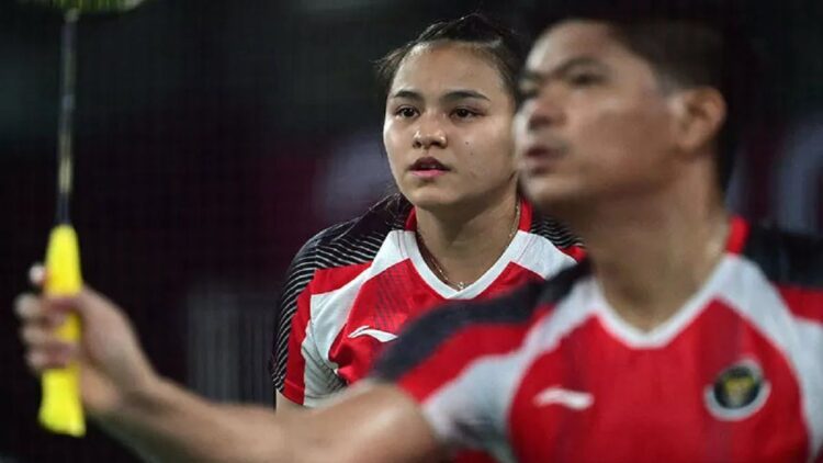 Kandas di Babak Semifinal, Indonesia Terhenti di Denmark Open 2021 1 Melati Daeva Oktavianti melihat ke samping pasangannya, Praveen Jordan dalam pertandingan penyisihan grup Olimpiade Tokyo 2020 di Musashino Forest Sports Plaza di Tokyo, Jepang (24/7/2021). ANTARA/AFP/Pedro Pardo/aa.