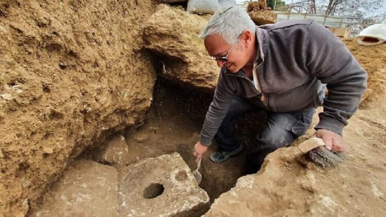 Toilet kuno berumur 2.700 tahun yang mewah pada zamannya. (Foto: Israel Antiquities Authority via AP)