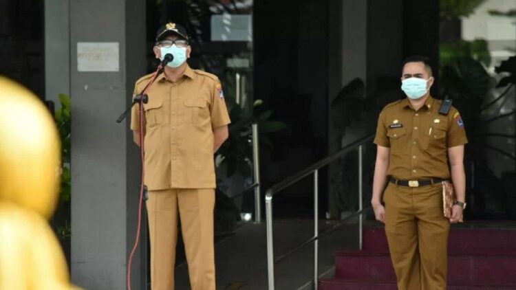 Wali Kota Payakumbuh Riza Falepi saat menjadi pembina apel siaga dalam rangka penanganan COVID-19 di halaman Balai Kota, Senin (11/10). (Antarasumbar/HO-Pemkot Payakumbuh)