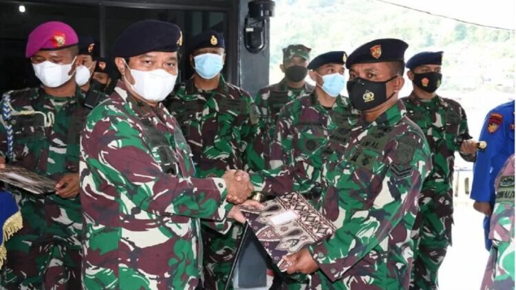 Berhasil Selamatkan Pemancing yang Terapung, Komandan Lantamal Padang Beri Penghargaan Tiga Personel 1 Danlantamal II Padang, Laksamana Pertama TNI Hargianto menyerahkan penghargaan kepada prajurit Satrol Lantamal II Padang, Selasa (12/10). (ANTARASUMBAR/HO-LantamalPadang)