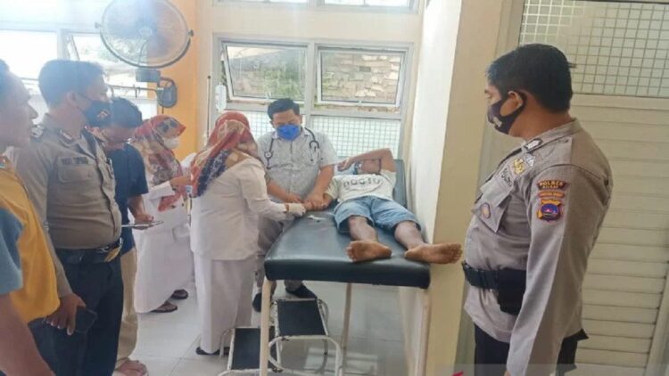 Seorang nelayan sedang dirawat di Puskesmas Gasan Gadang, Selasa (12/10). (Antarasumbar/Dok Satpol Air Agam)