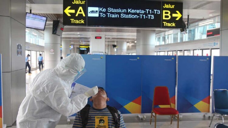 Layanan antigen di salah satu bandara di Indonesia. (net)