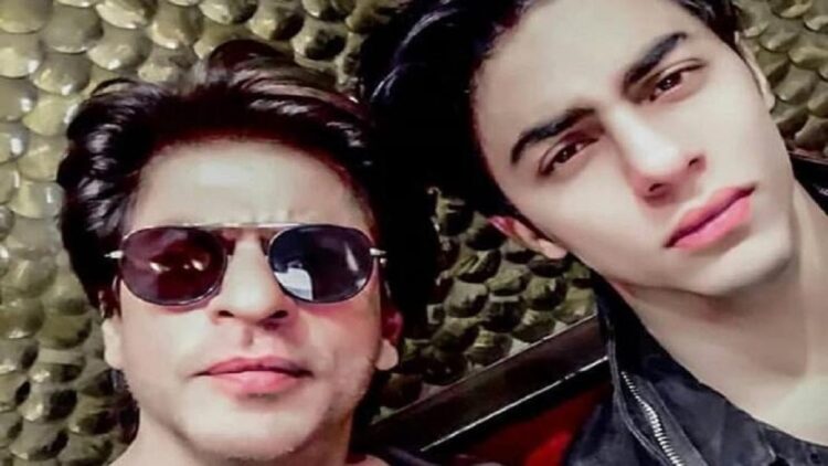 Shah Rukh Khan bersama putranya Aryan Khan. (net)