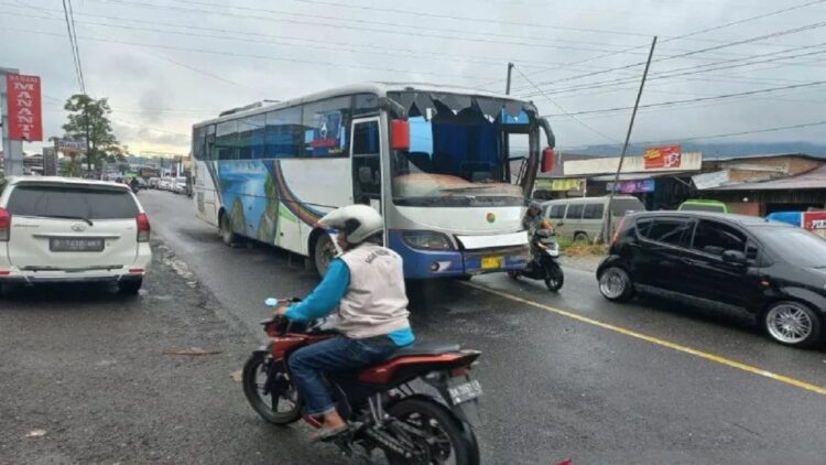 Rem Blong, Bus Tabrak Lima Kendaraan di Padang Lua Bukittinggi 1 Kecelakaam beruntun di Padang Luar, Agam. (Antarasumbar/Al Fatah)