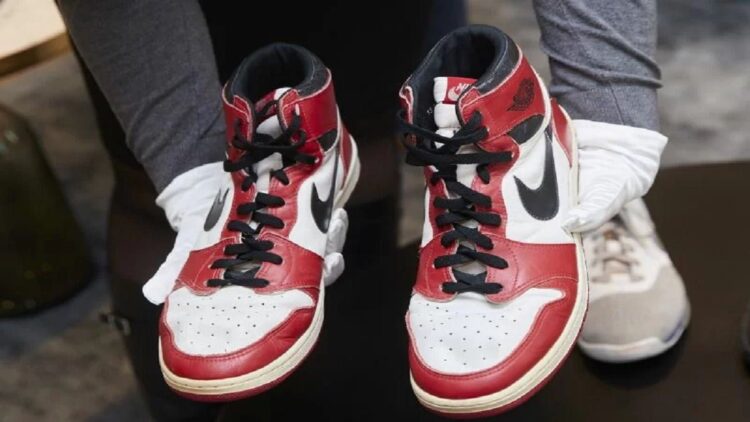 Seorang stadf Sotheby memperlihatkan sepasang sepatu "Air Jordan 1" yang dikenakan mantan bintang NBA Michael Jordan. (REUTERS/DENIS BALIBOUSE)