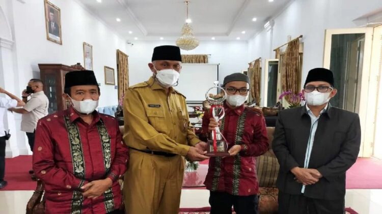 Raih Juara Pertama STQ Nasional XXVI, Pemprov Beri Hadiah Rusydi Haris Berangkat Haji dan Ruko 1 Gubernur Sumbar Mahyeldi (dua dari kiri) menerima kedatangan peraih juara I STQ Nasional cabang tafsir bahasa arab Rusydi Haris (dua dari kanan) didamping Kepala Biro Kesra Sumbar Syaifullah (kanan) dan Ketua Harian LPTQ Sumbar M Ridho Nur (kiri) (Antara/Ikhwan Wahyudi)