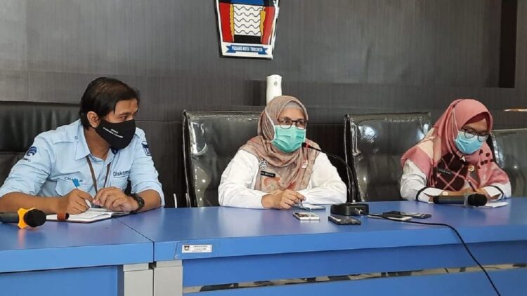 Kepala Dinas Kesehatan Kota Padang Ferimulyani memberikan keterangan perihal vaksinasi di Kota Padang. (IST)