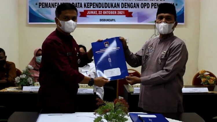 Plt Kepala Disdukcapil Kota Padang Didi Aryadi melakukan penandatanganan kerja sama dengan OPD terkait. (IST)