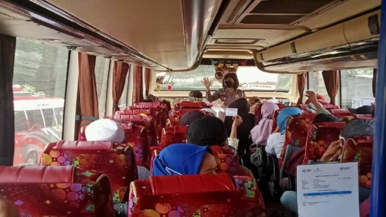 Para penumpang memperlihatkan kartu vaksin di Sundata. (Antarasumbar/Septria Rahmat)