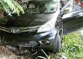 Pecah Ban, Mobil yang Ditumpangi Perangkat Nagari di Agam Sundul Tebing 7 Pecah Ban, Mobil yang Ditumpangi Perangkat Nagari di Agam Sundul Tebing