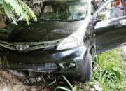 Pecah Ban, Mobil yang Ditumpangi Perangkat Nagari di Agam Sundul Tebing