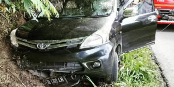 Pecah Ban, Mobil yang Ditumpangi Perangkat Nagari di Agam Sundul Tebing