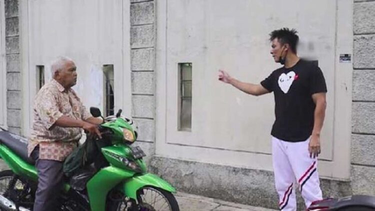 Tangkapan layar Baim Wong terlibat insiden dengan seorang kakek-kakek. (Youtube)