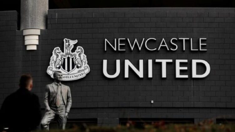 Usai Dibeli Pangeran Arab Saudi, Manajemen Newcastle United Rekrut Legenda Klub 1 Patung Bobby Robson di stadion St James Park milik Newcastle United. ANTARA/Reuters/LEE SMITH.