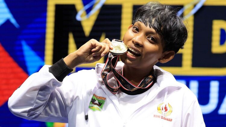 PON XX Papua: Cabor Taekwondo Sumbang Emas Kedua untuk Sumbar 1 Delva Risky (Sumatera Barat) peraih medali Emas cabang olah raga Taekwondo Kelas Seniors Female – 73 PON XX PAPUA 2021 di GOR Diklat Penerbangan Kayu Batu,Kota Jayapura. Senin (4/10/2021). (Foto : PB PON XX PAPUA / Agustinus Tri Mulyadi )