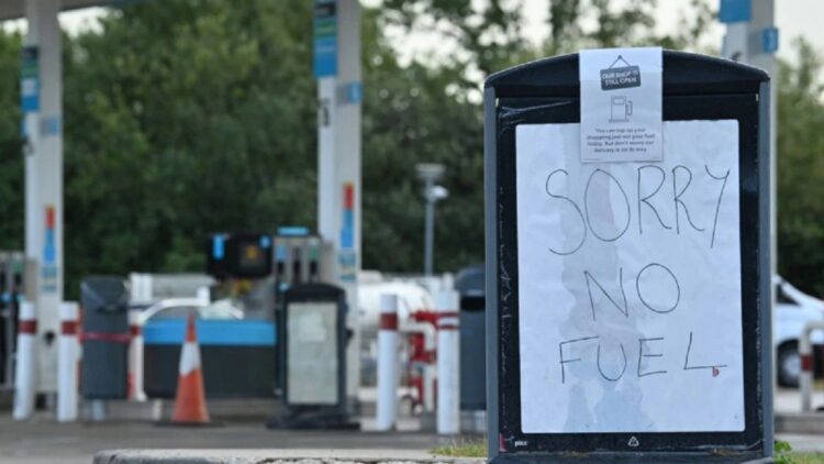 Antisipasi Kelangkaan BBM di Inggris, Pemerintah Kerahkan Militer Pasok BBM ke SPBU 1 Suasana di salah satu SPBU di Inggris di tengah kondisi kelangkaan BBM yang melanda negara itu. (Foto: AFP)