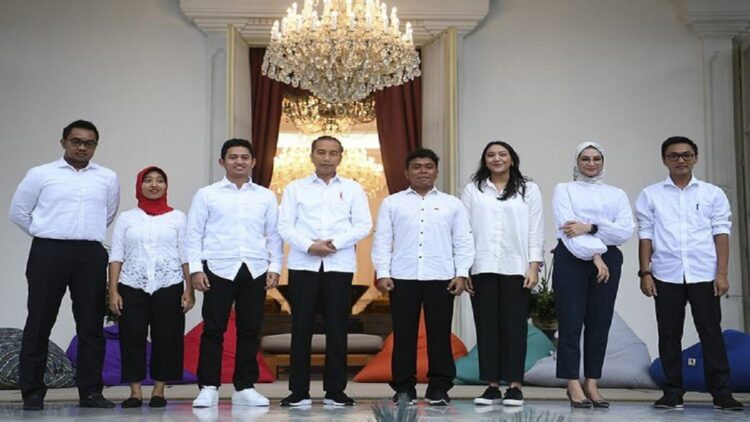 Tidak ada Kontribusi Nyata, Keberadaan Stafsus Milenial Dinilai Hanya Menghabiskan Anggaran 1 Presiden Jokowi bersama sejumlah staf khusus milenial. (net)
