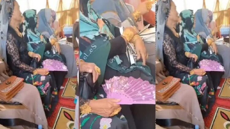 Emak-emak pamer perhiasan emas saat pergi ke kondangan. (Instagram/pangkalaninfo)