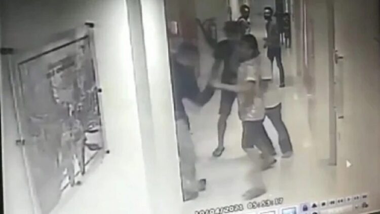 Tak Bayar Sesuai Tarif, Oknum Satpol PP di Pekanbaru Dikeroyok 6 Pria usai Booking Wanita lewat MiChat 1 Satpol dikeroyok usai booking wanita lewat MiChat viral. (Instagram/lintas.patroli)