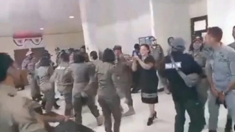 Video Satpol PP saat tengah berpesta tanpa memperhatikan prokes viral.(Facebook/Putri Rere)