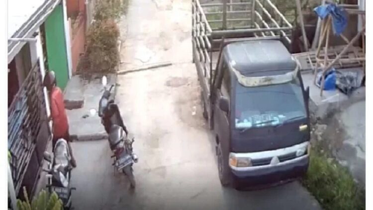 Pria berbaju merah ini diduga membacok tetangganya gara-gara tagihan WiFi-nya naik. (net)