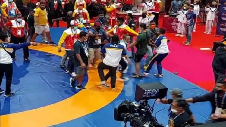 Tangkapan layar baku pukul yang terjadi saat pertandingan gulat di PON XX Papua. (net)