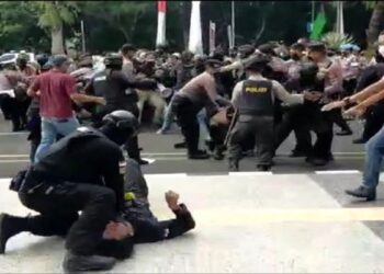 Usai Dibanting Polisi, Korban Dibawa ke RS karena Kondisi Kesehatan Memburuk