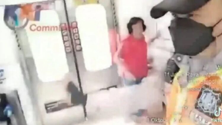 Ditegur Gegara tak Pakai Masker, Wanita Paruh Baya Ludahi Petugas KA 1 Aksi wanita paruh baya ini meludahi petugas kereta api viral.(Instagram/andreli48)