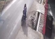 Duh! Motor Terpeleset, si Emak-emak Nyungsep dan Ketiban Penumpang