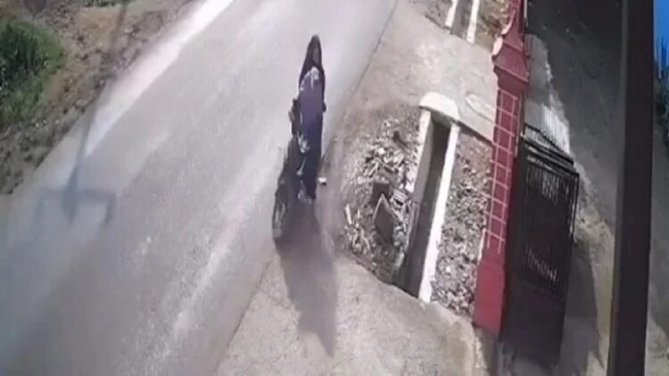 Emak-emak naik motor nyungsep. (Instagram/sedulur_solo)