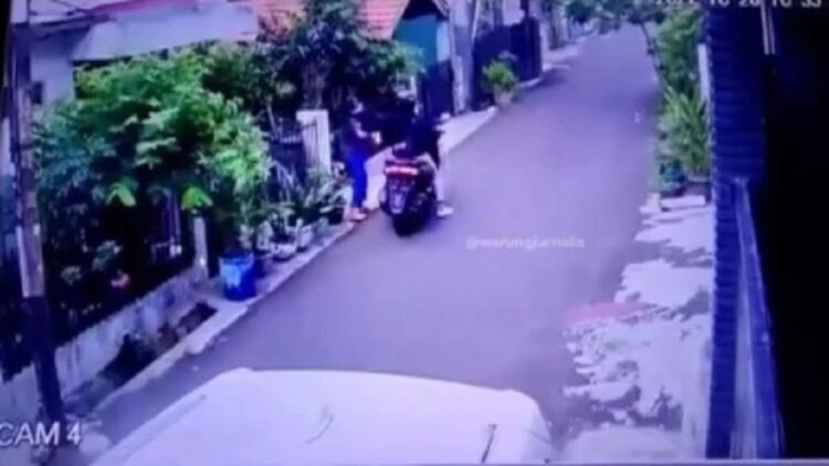 Video wanita kena begal payudara viral.(Instagram/warungjurnalis)