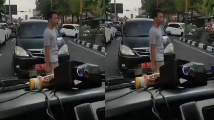 Ulah sopir avanza pelat merah menghalangi laju ambulans viral. (Instagram/andereli48)