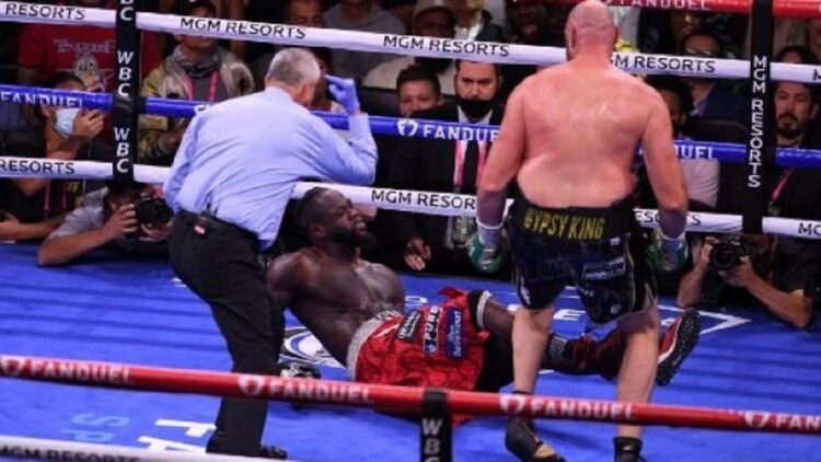 Tyson Fury menang KO atas Deontay Wilder dalam pertarungan gelar kelas berat WBC di T-Mobile Arena di Las Vegas, Nevada 9 Oktober 2021. (Robyn Beck / AFP)