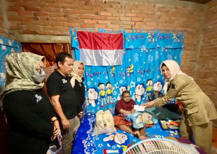 Pengurus DPD Gerindra Sumbar dan DPC Tanahdatar menyerahkan bantuan uang tunai dan sembako dari Andre Rosiade kepada penyandang disabilitas di Tanahdatar, Novi Yulia Hendra.