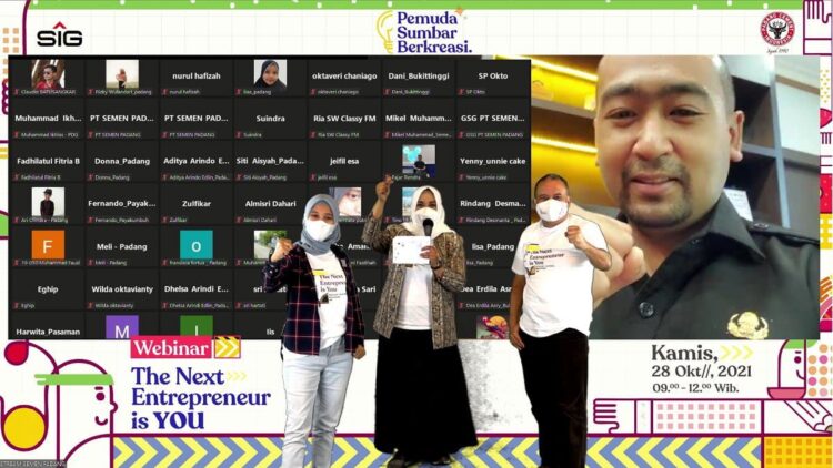 Foto bersama peserta Webinar PT Semen Padang.