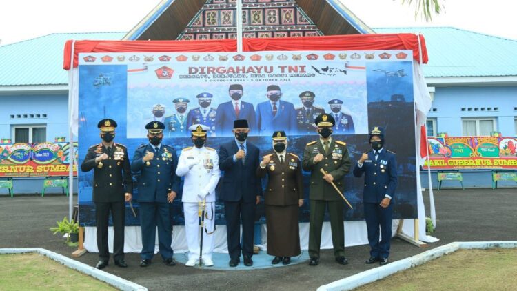 Kapolda Sumbar Hadir di Upacara Peringatan ke- 76 Hari TNI 1 Gubernur Sumbar bersama dengan jajaran Forkopimda berfoto usai upacara daring peringatan HUT TNI di Lanud Sutan Sjahrir, Padang.