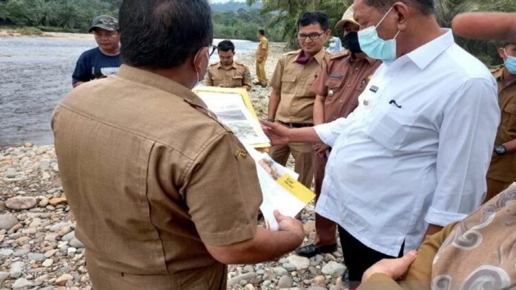 Bupati Pesisir Selatan Rusma Yul Anwar meninjau aliran Sungai Batang Tapan. (Antara/HO Humas Pemkab Pesisir Selatan)