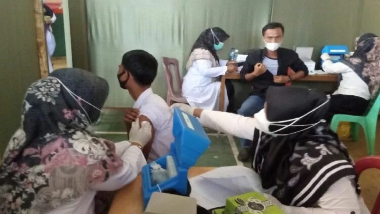 Salah seorang pelajar sedang divaksin oleh tim vasinator di GOR Rang Agam, Rabu (6/10). (Antara/Yusrizal)